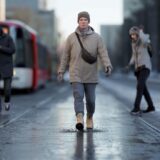 Rutschfest auf Eis laufen: Die „Pinguin“-Technik, die Ihre Oberschenkel und Ihr Becken schont